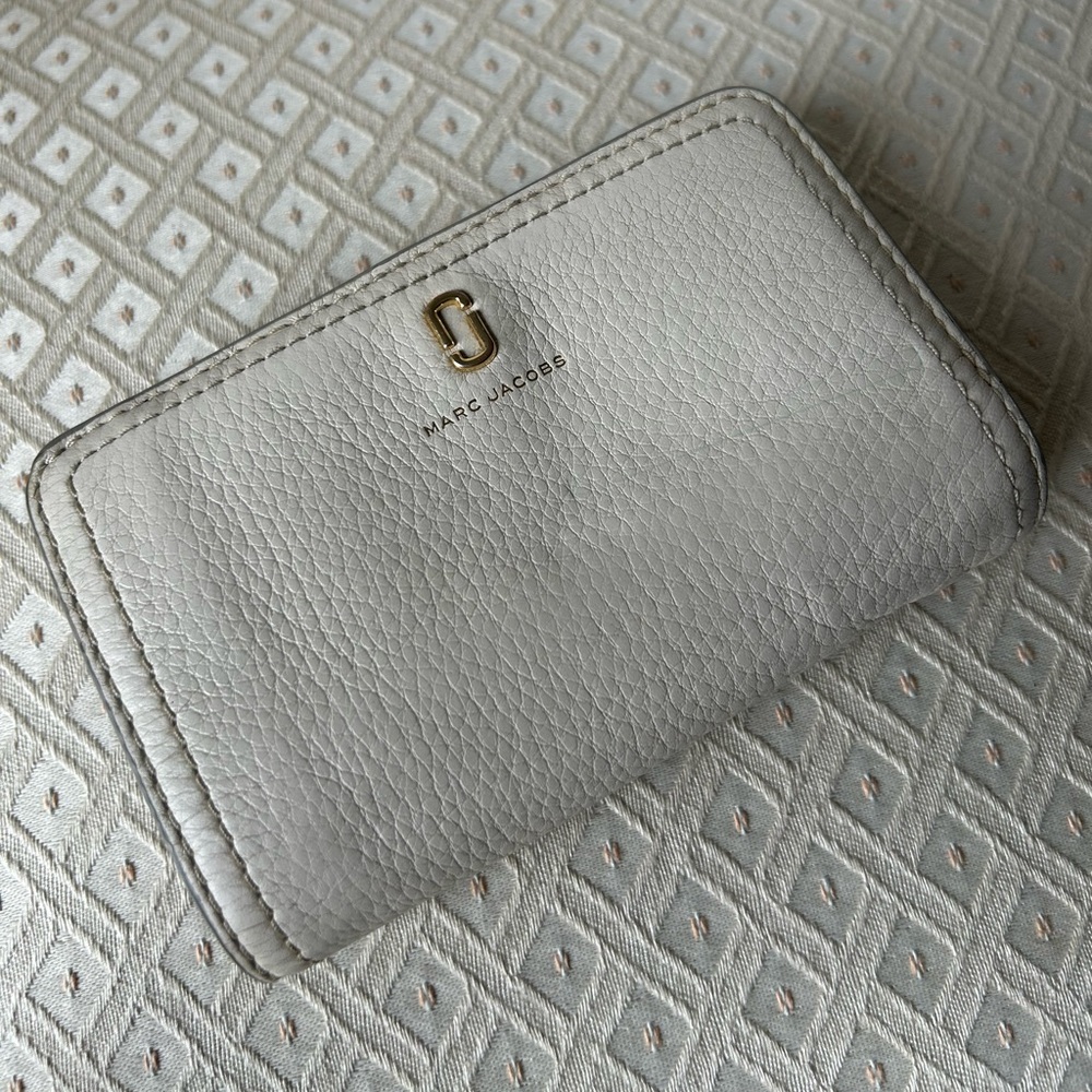 SOLD 🔥 Marc Jacobs Gray Leather Wallet